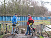 Die Brücke ist wohl zu kurz

Aufnahmestandort:
N 53° 24′ 30.49″, O 10° 2′ 44.57″