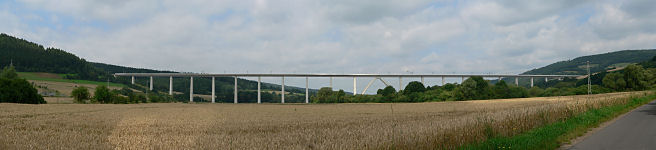 Die Brücke noch mal in ihrer ganzen Pracht

Aufnahmestandort:
N 51° 3′ 52.73″, O 9° 35′ 42.56″