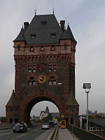 Brückenturm auf der Nibelungenbrücke

Aufnahmestandort:
N 49° 37′ 51.36″, O 8° 22′ 39.62″